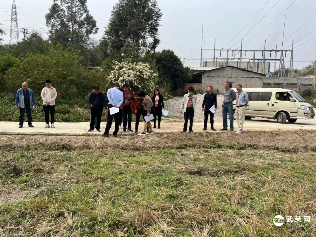 在新明村视察旧村复垦项目的建设工作情况