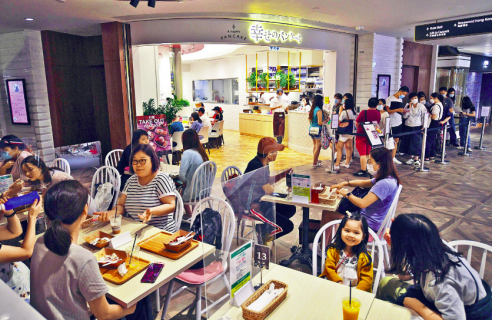 香港市民开始“报复式消费”！疫情稳定了？